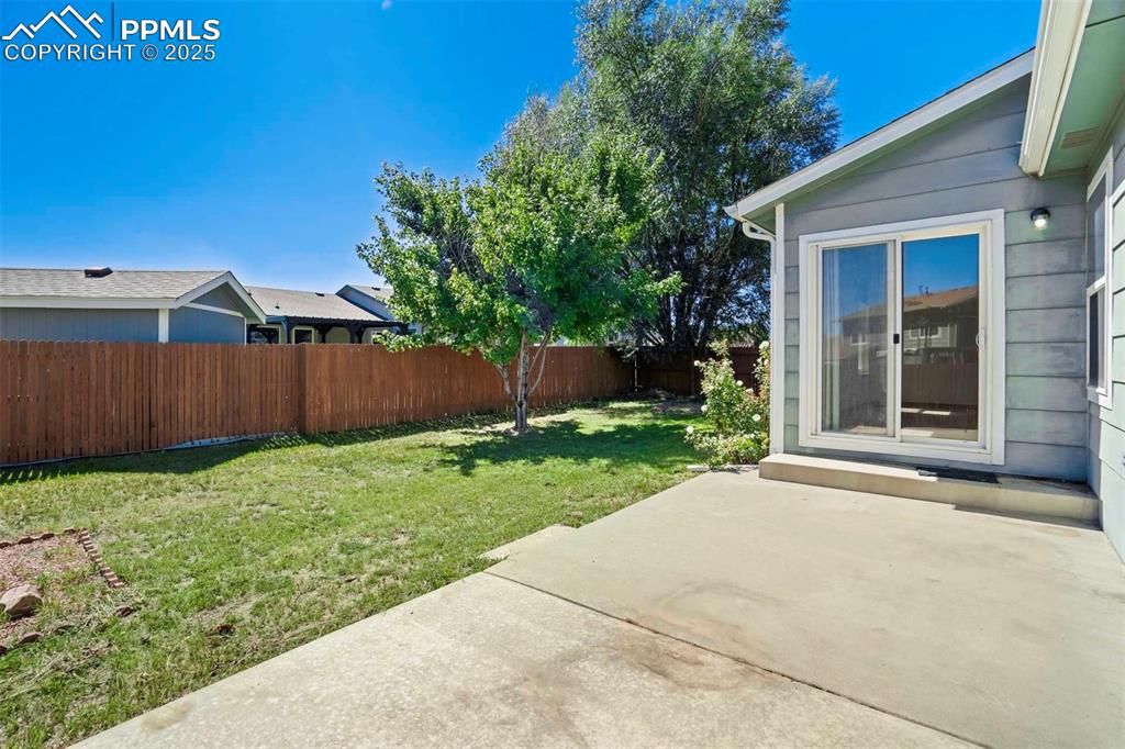 Image 45 of 50: Yard