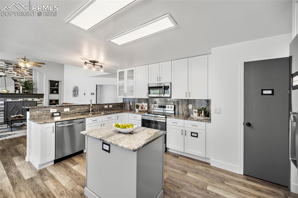 Image 13 of 50: Kitchen