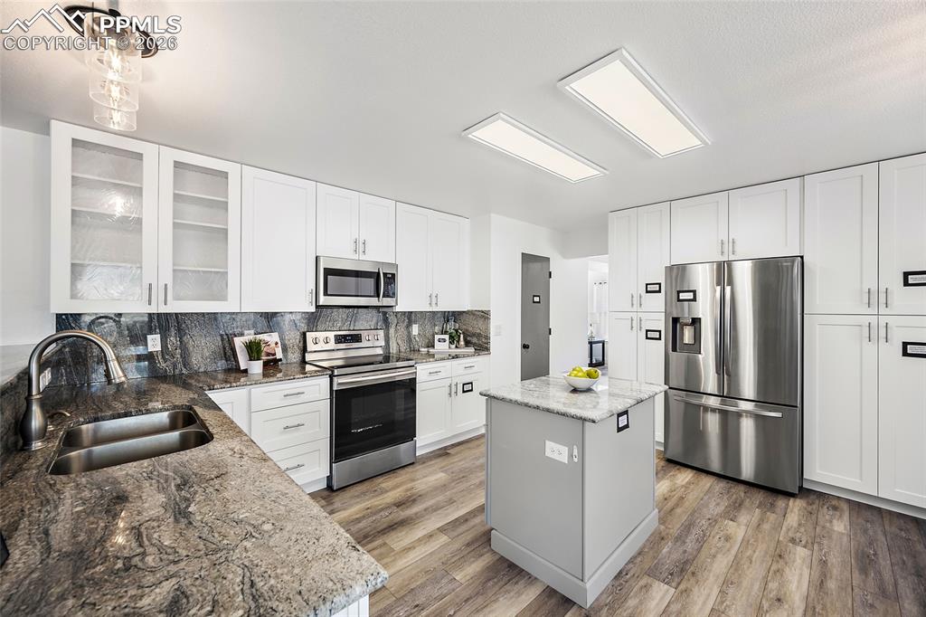 Image 15 of 50: Kitchen