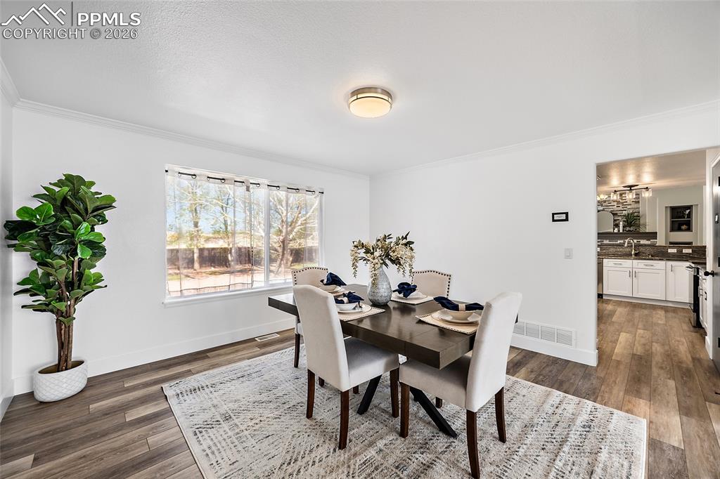 Image 17 of 50: Dining Area