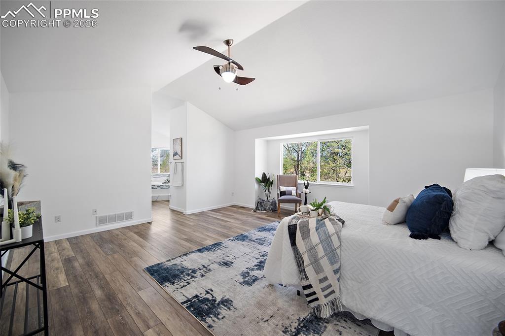 Image 18 of 50: Bedroom