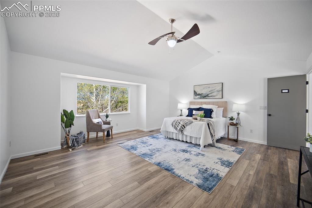 Image 19 of 50: Bedroom