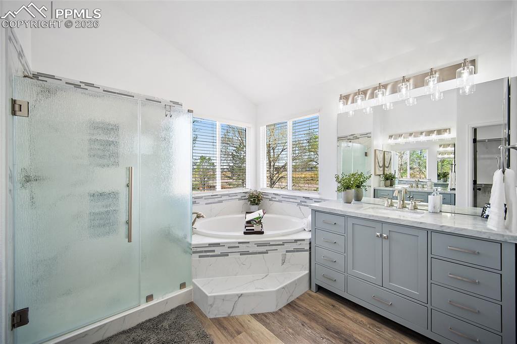 Image 20 of 50: Bathroom