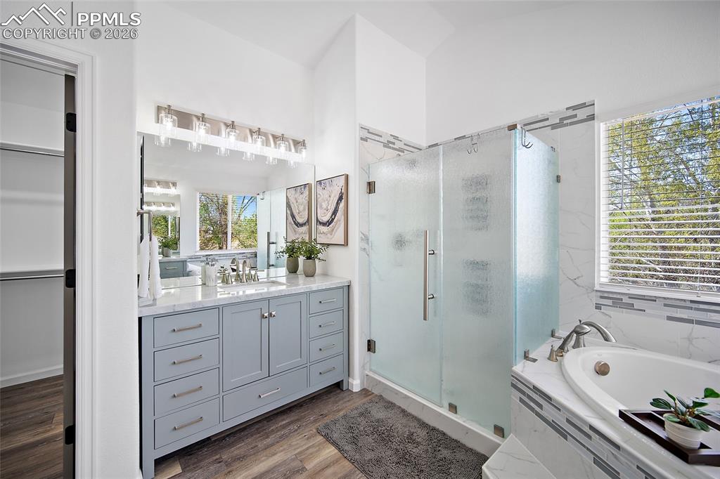 Image 21 of 50: Bathroom