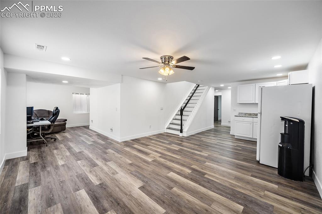 Image 31 of 50: Living Room