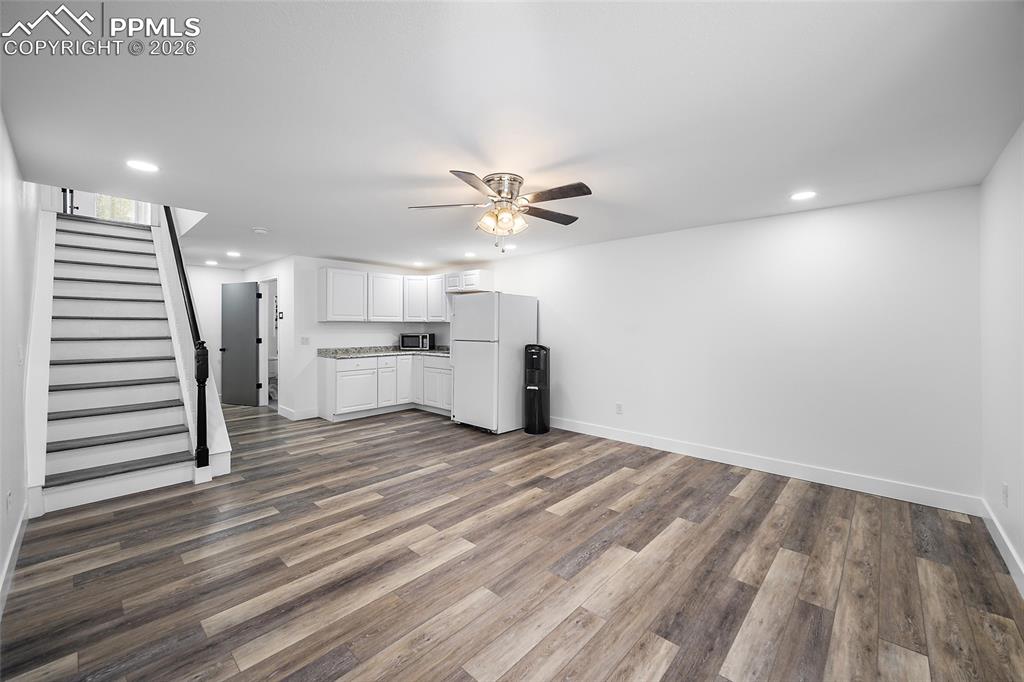 Image 32 of 50: Living Room