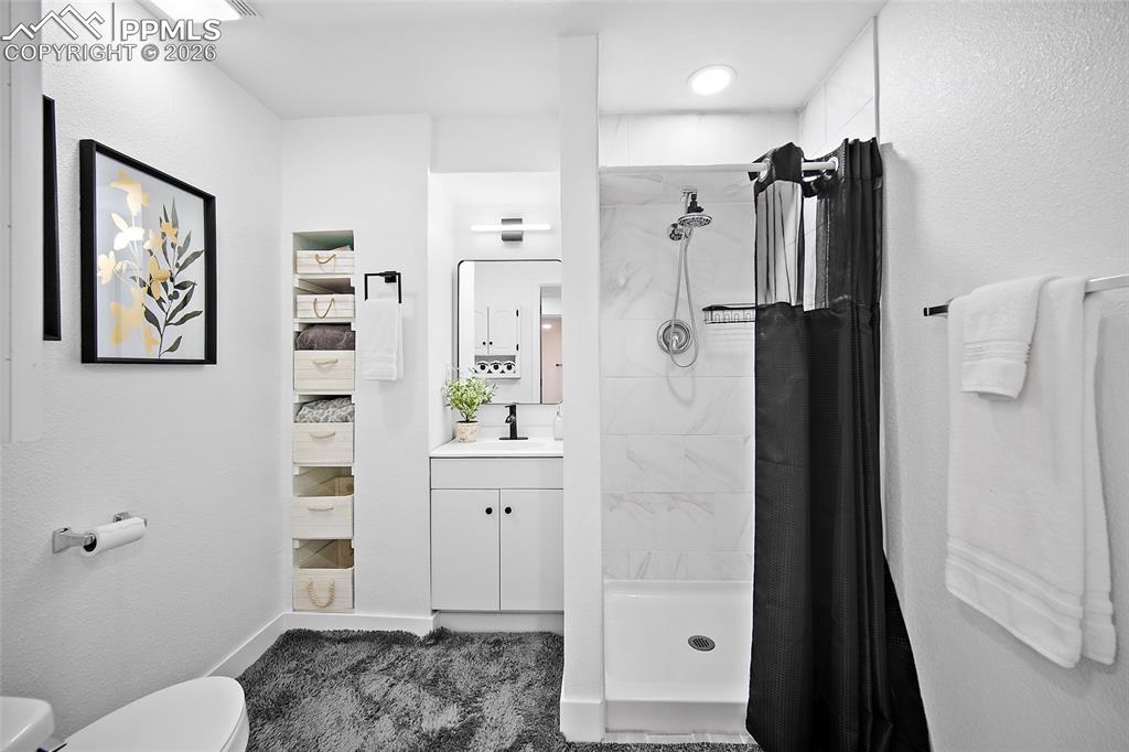 Image 35 of 50: Bathroom