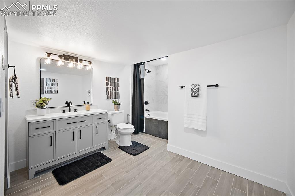 Image 37 of 50: Bathroom