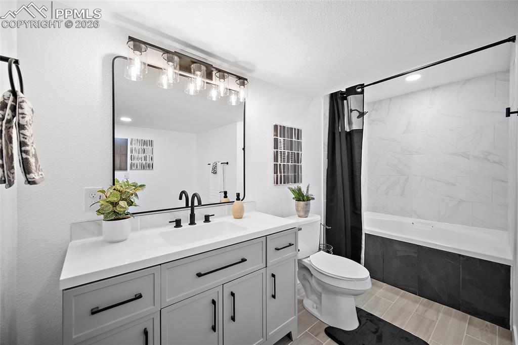 Image 38 of 50: Bathroom