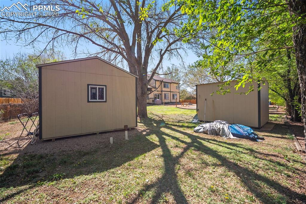 Image 39 of 50: Yard