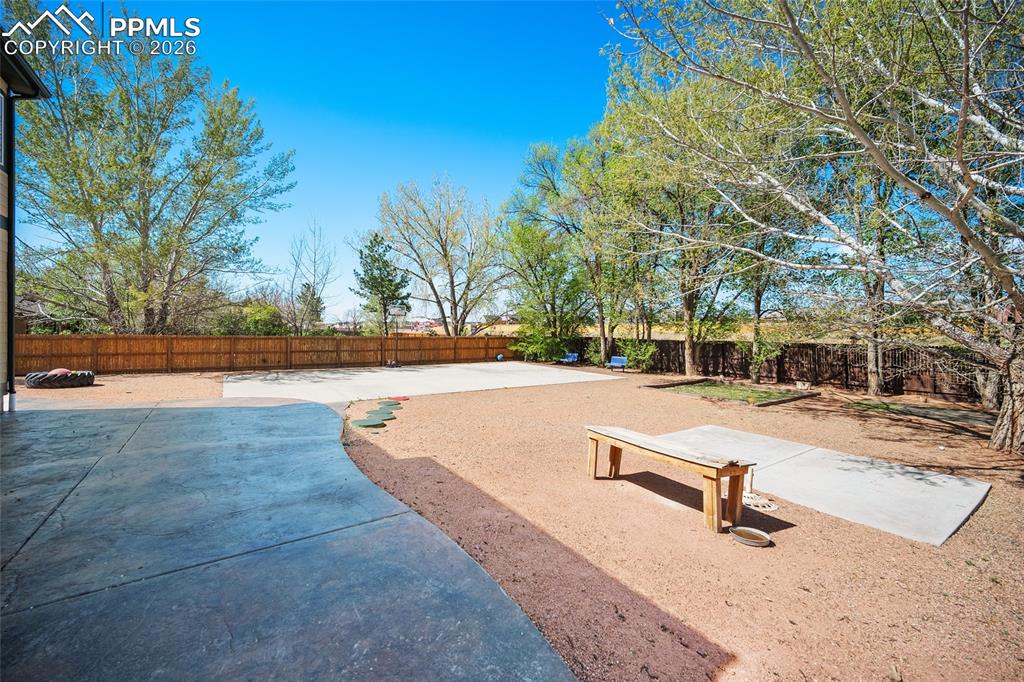 Image 46 of 50: Yard