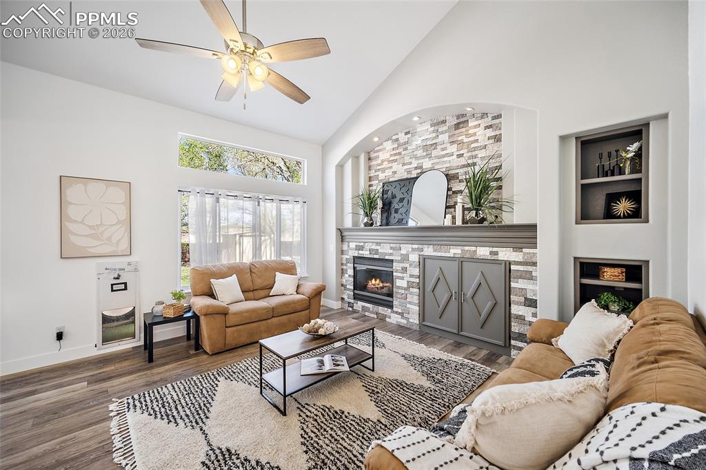 Image 6 of 50: Living Room