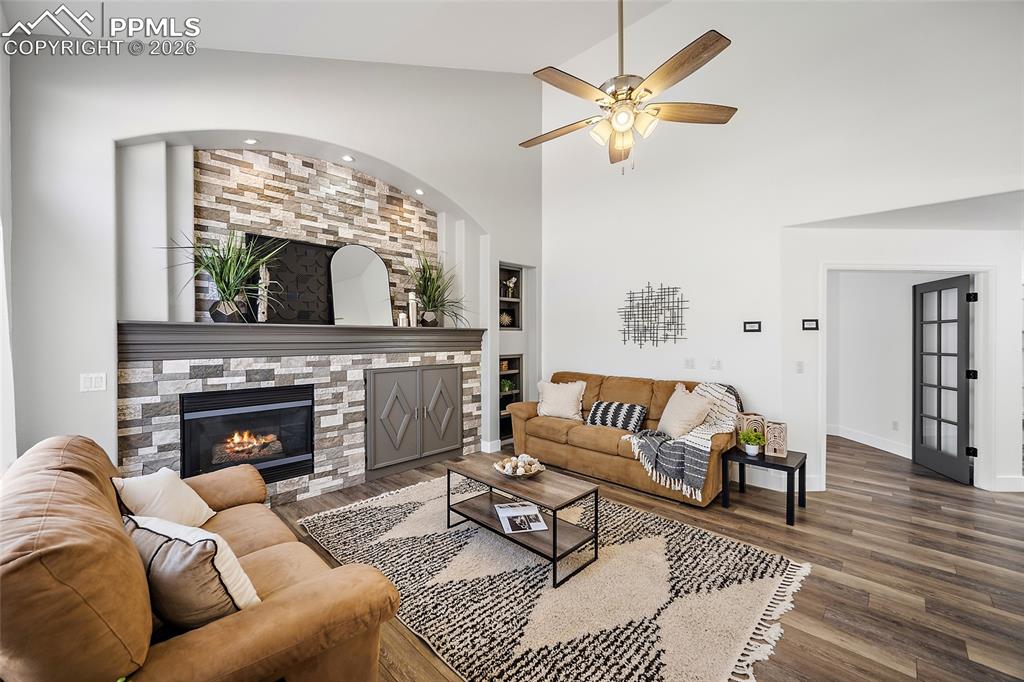 Image 7 of 50: Living Room