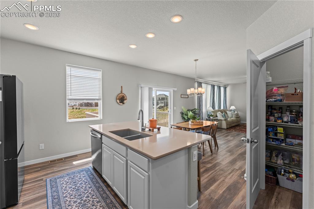 Image 19 of 46: Kitchen