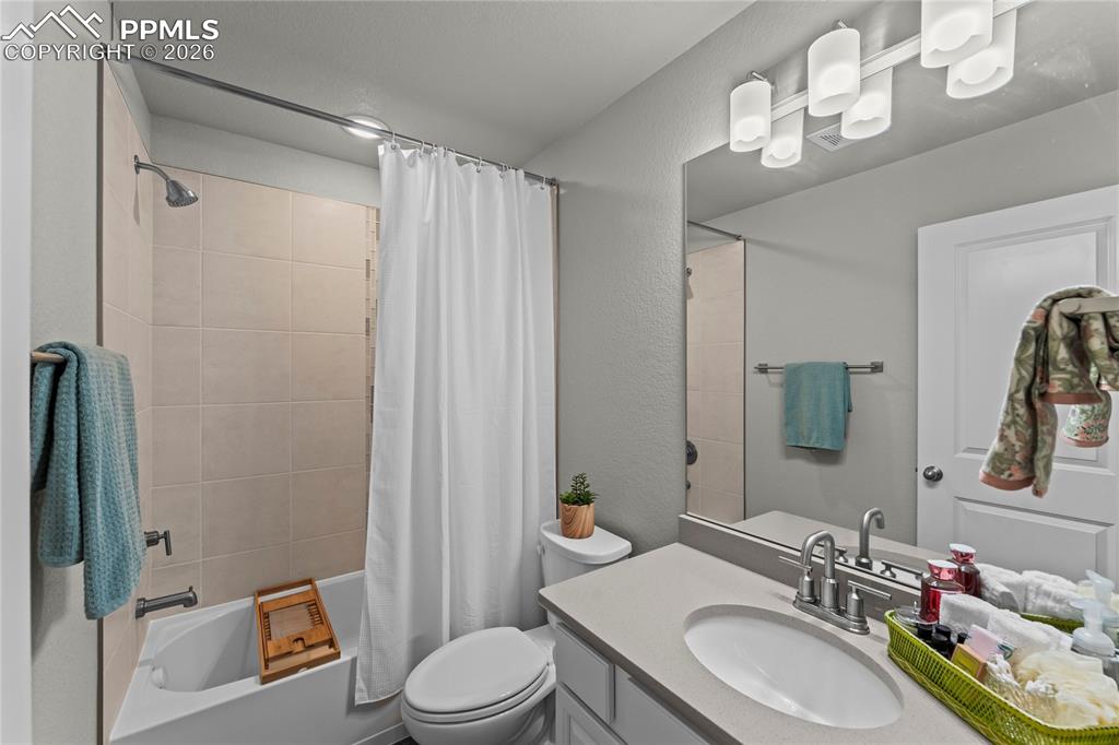 Image 23 of 46: Bathroom
