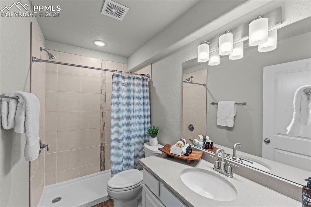 Image 34 of 46: Bathroom