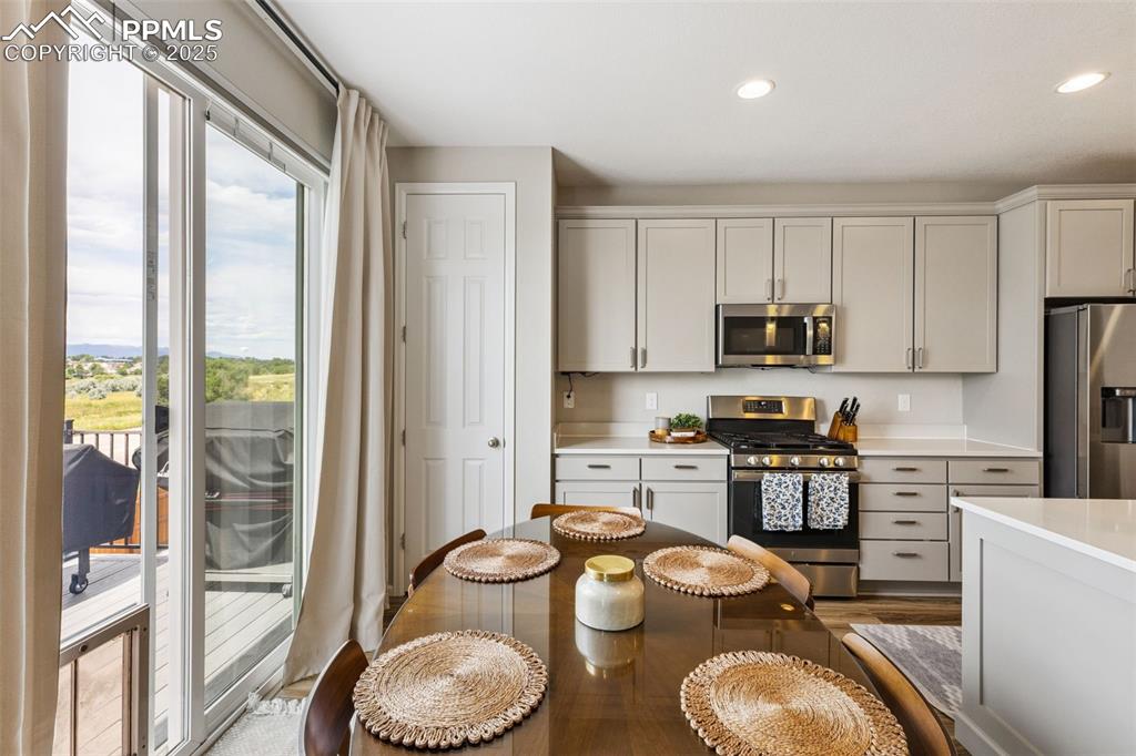Image 17 of 45: Kitchen