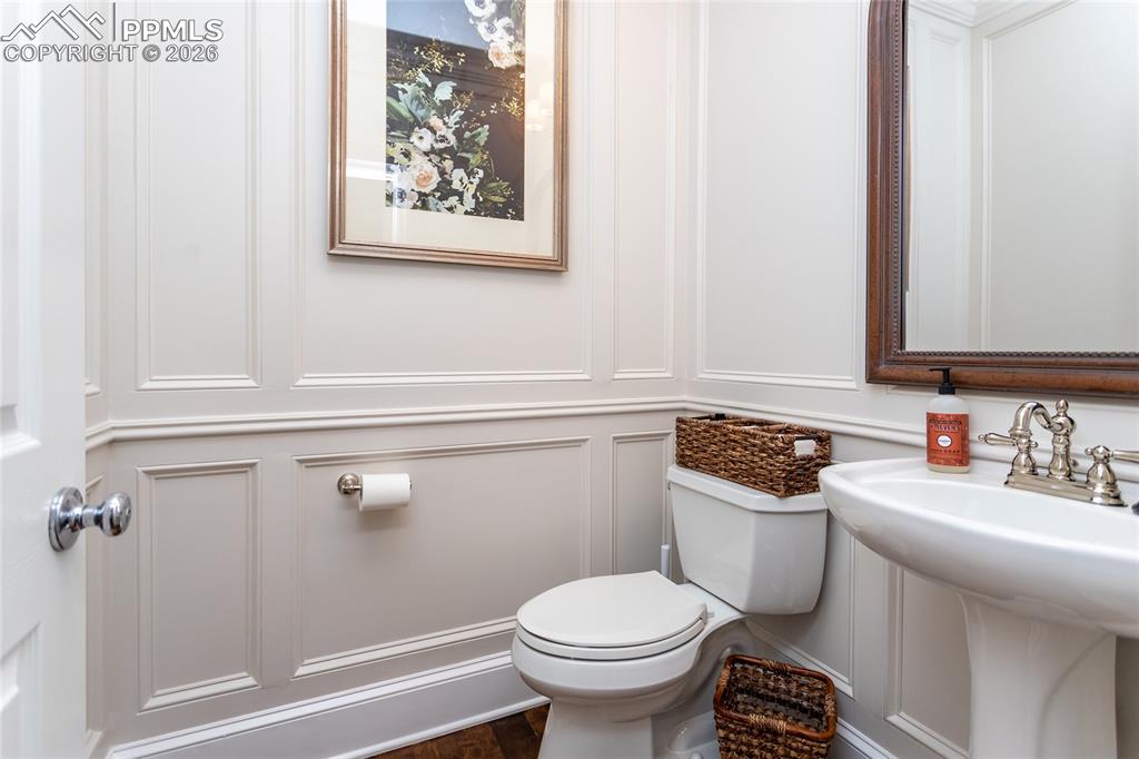 Image 20 of 50: Main level half bath