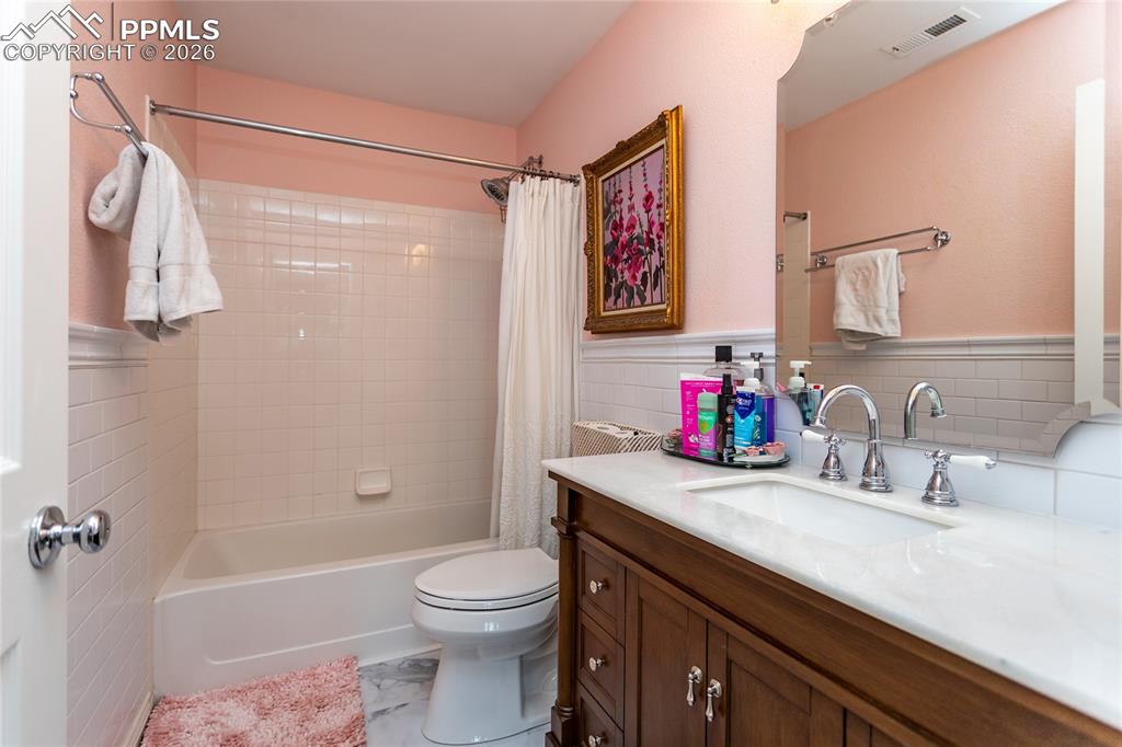 Image 35 of 50: Bathroom