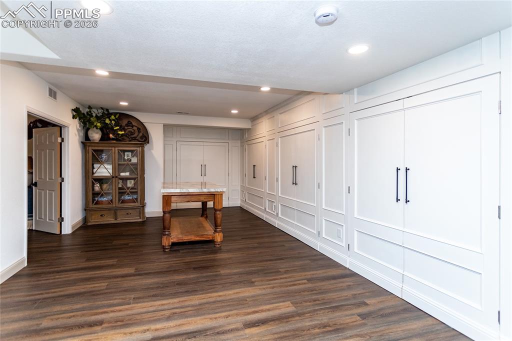 Image 43 of 50: Hobby Room