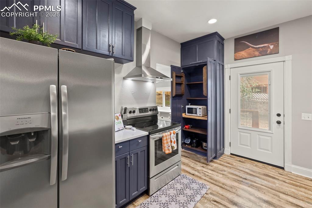 Image 12 of 40: Kitchen