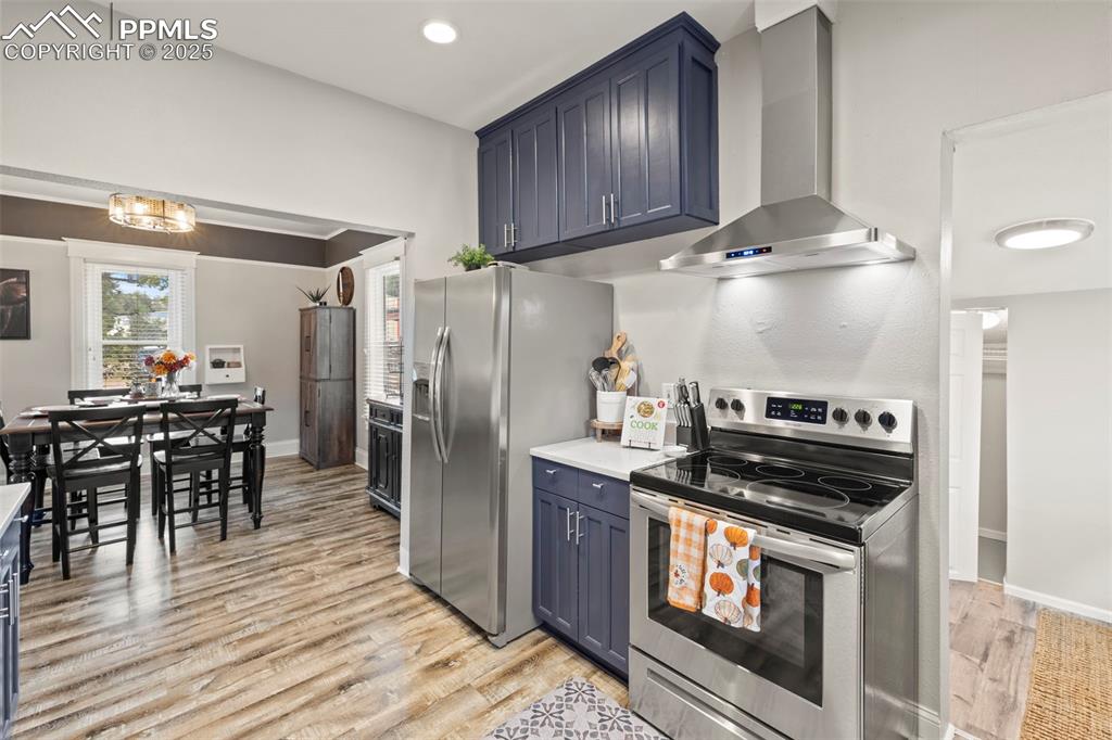 Image 14 of 40: Kitchen