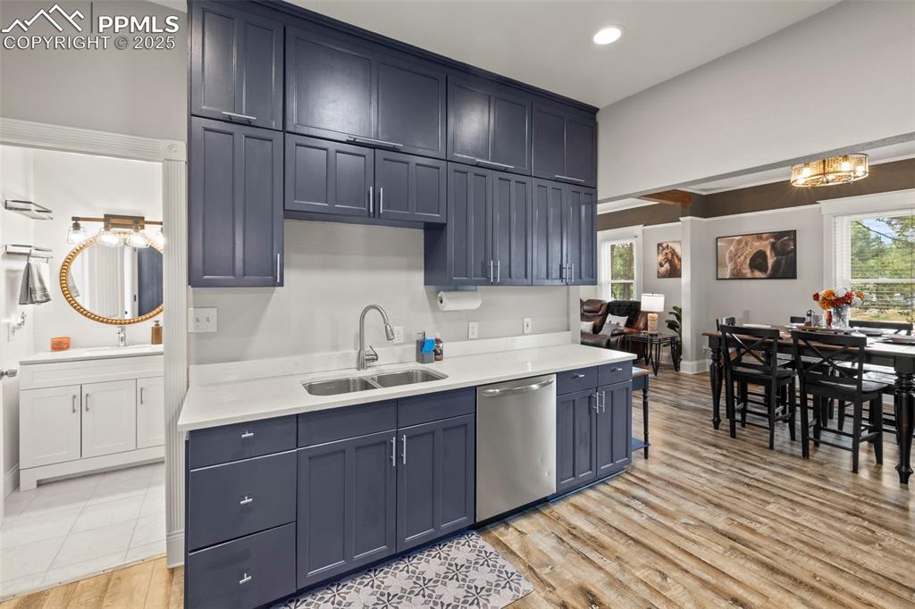 Image 15 of 40: Kitchen