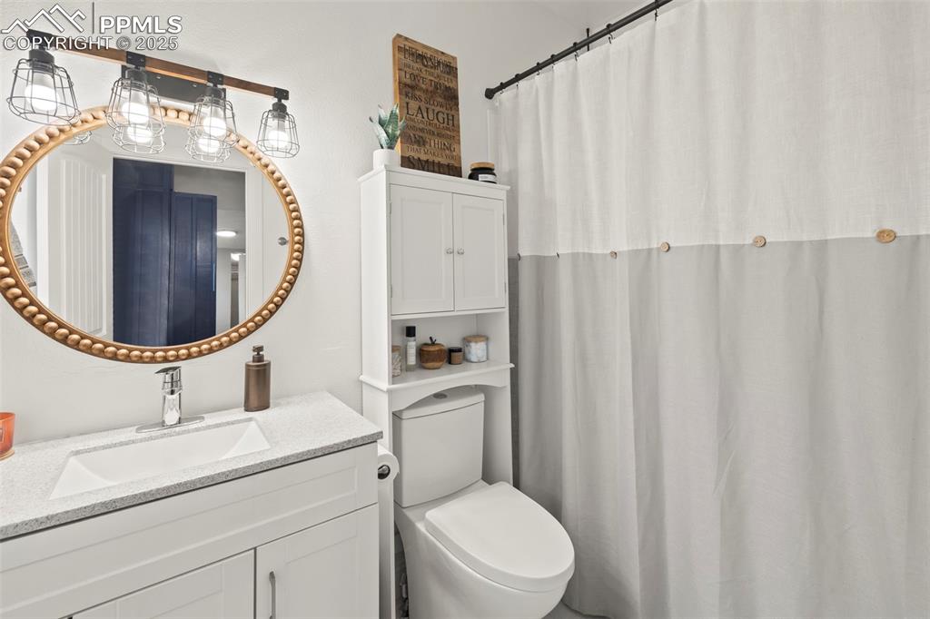 Image 16 of 40: Bathroom