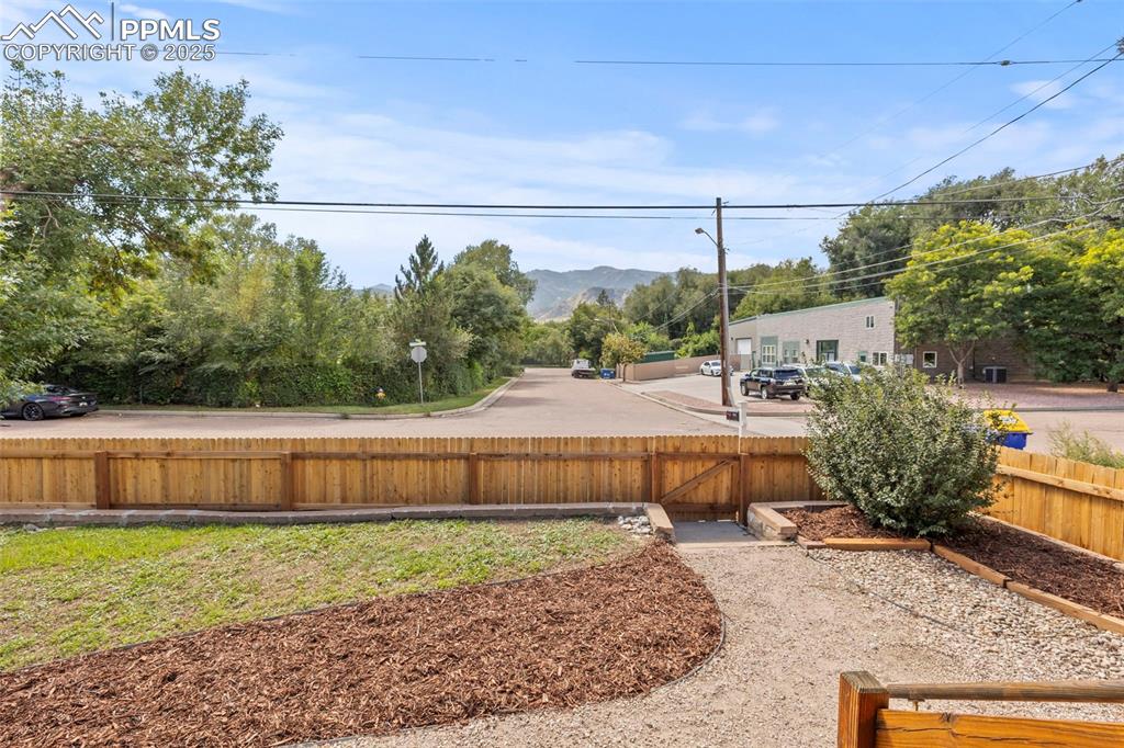 Image 26 of 40: Yard