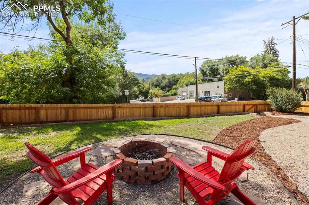 Image 27 of 40: Patio