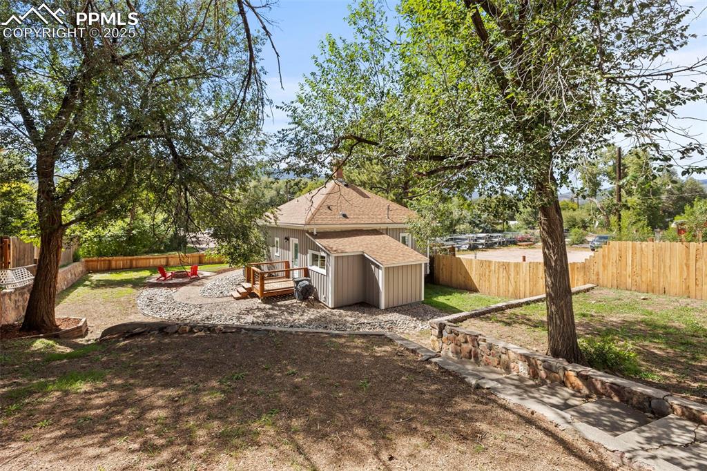 Image 31 of 40: Yard