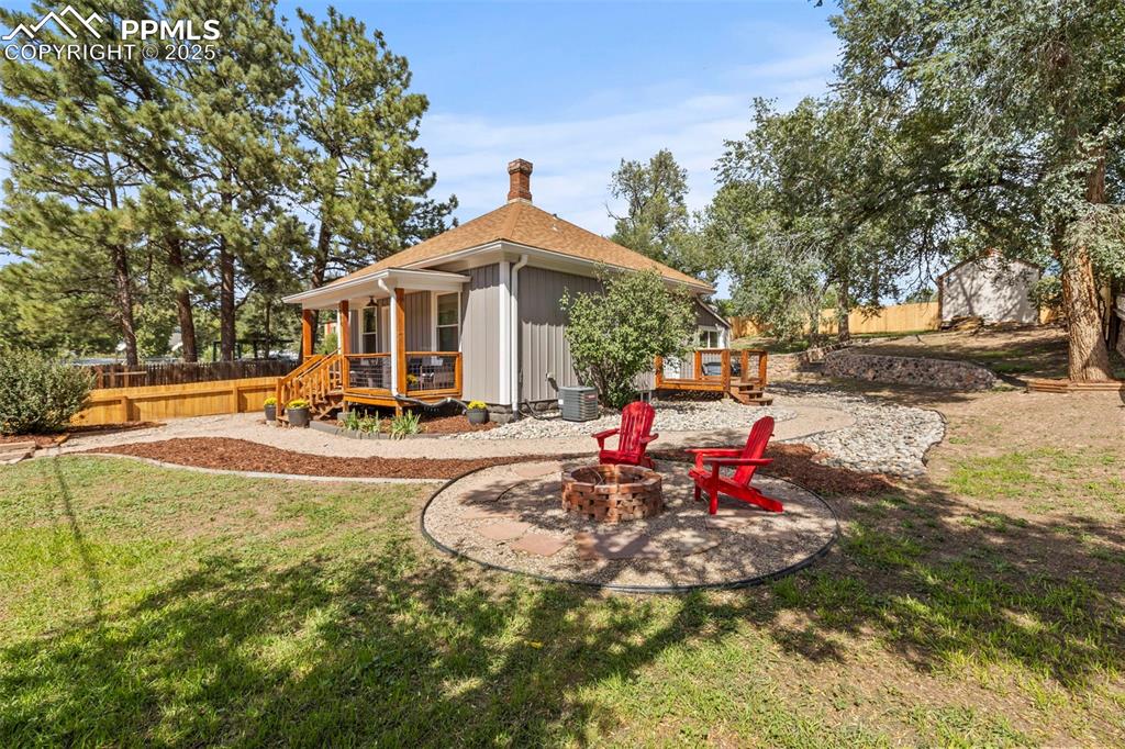 Image 35 of 40: Yard