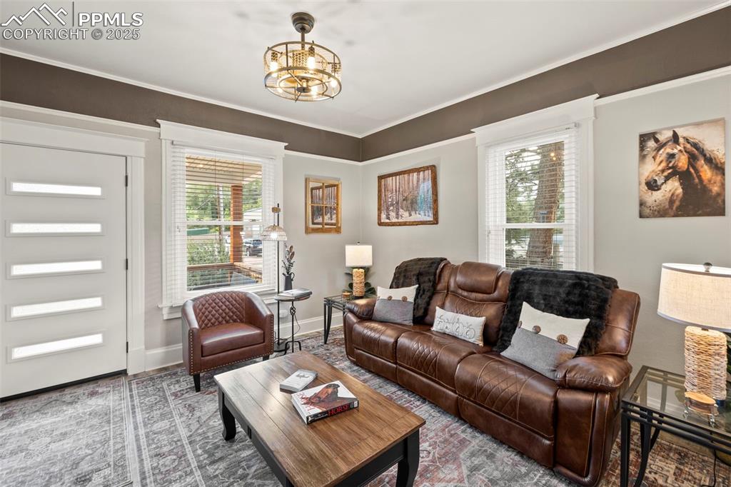 Image 5 of 40: Living Room