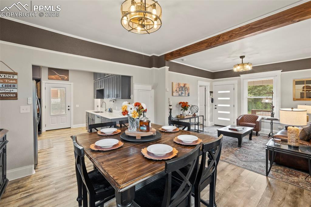 Image 8 of 40: Dining Area