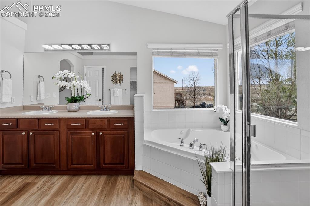 Image 16 of 29: Jetted tub & dual sink vanity