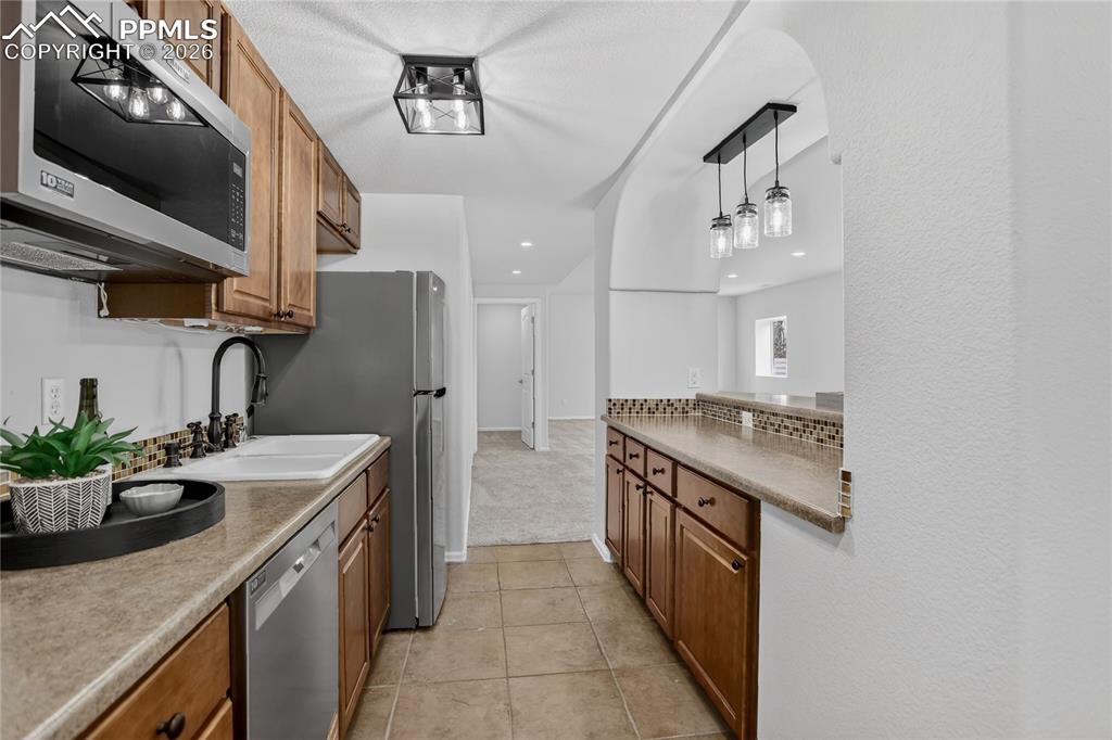 Image 21 of 29: Wet bar/kitchenette