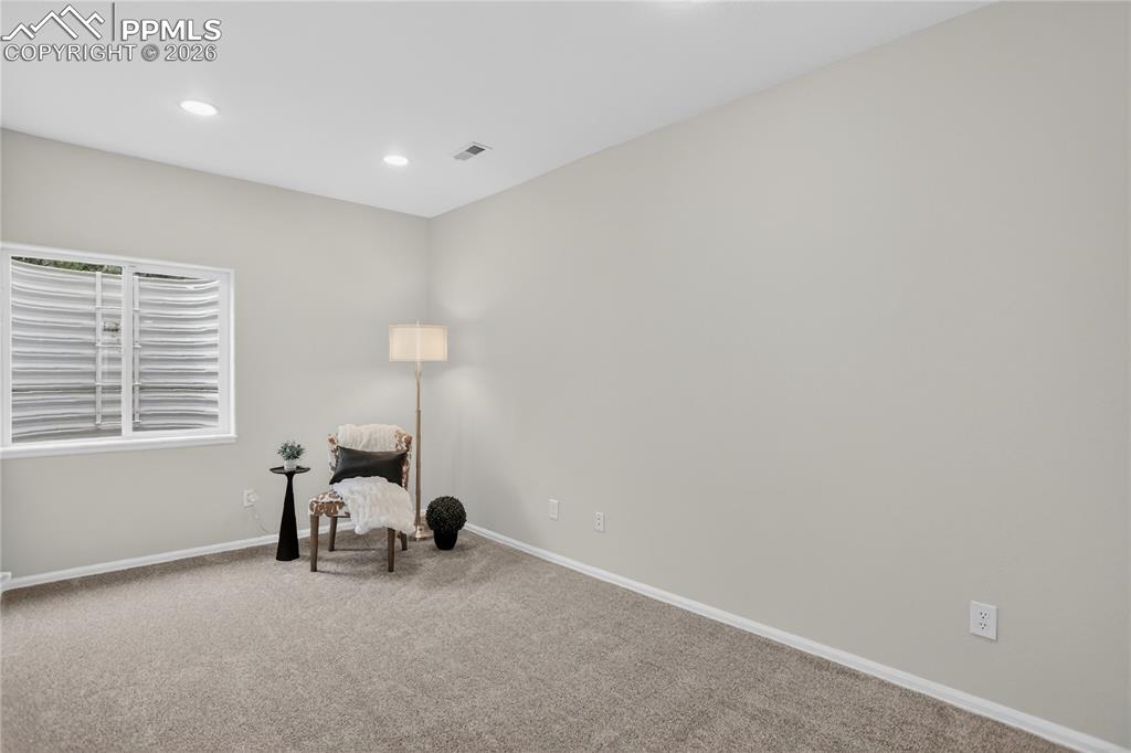 Image 22 of 29: Secondary suite w/ en-suite bath - lower level
