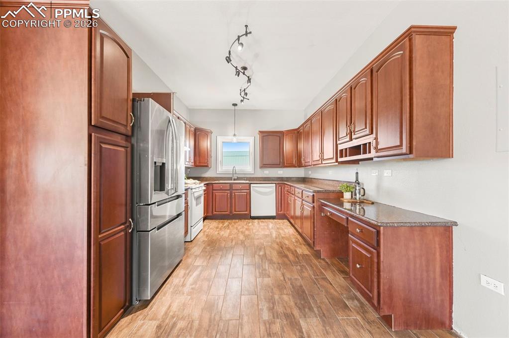 Image 10 of 46: Kitchen