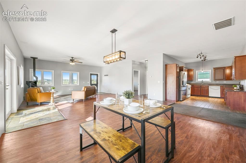 Image 10 of 46: Dining Area