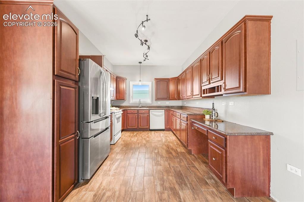 Image 11 of 46: Kitchen