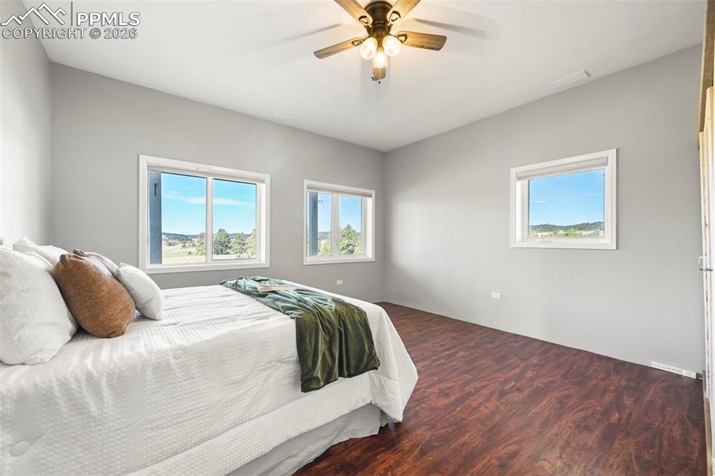 Image 12 of 46: Bedroom