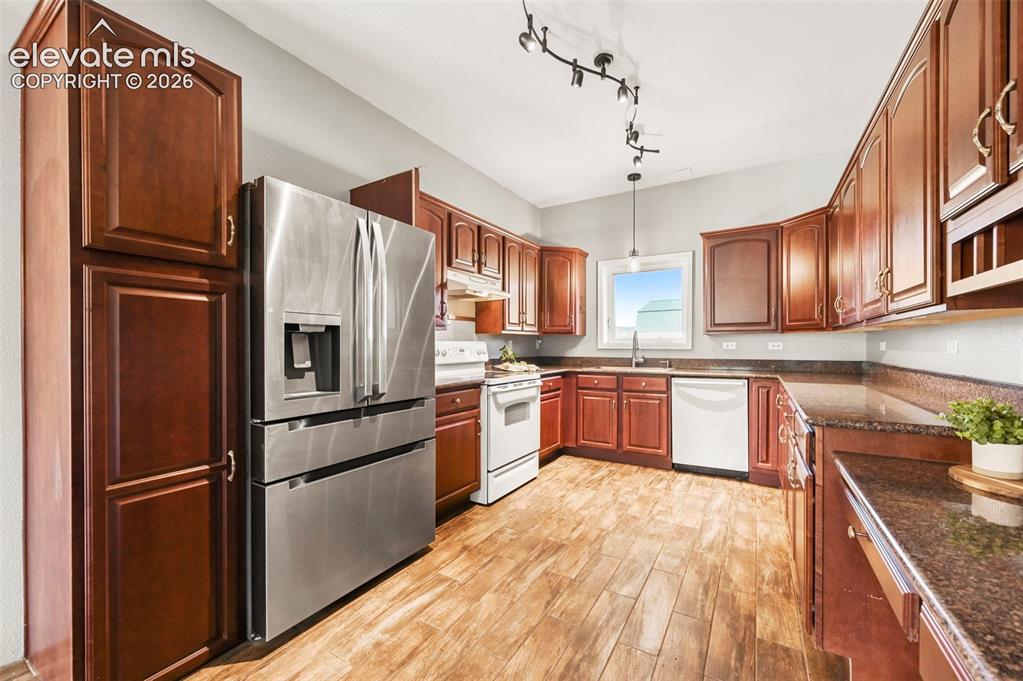 Image 12 of 46: Kitchen