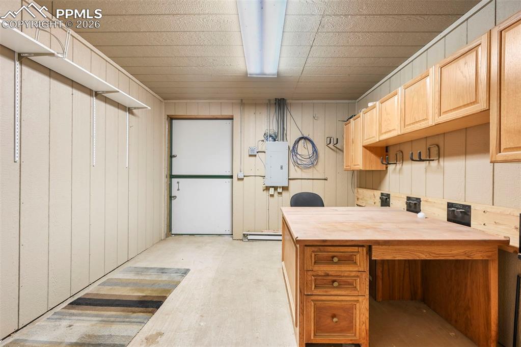 Image 18 of 46: Office