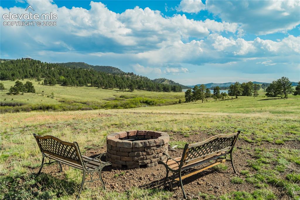 Image 32 of 46: Yard