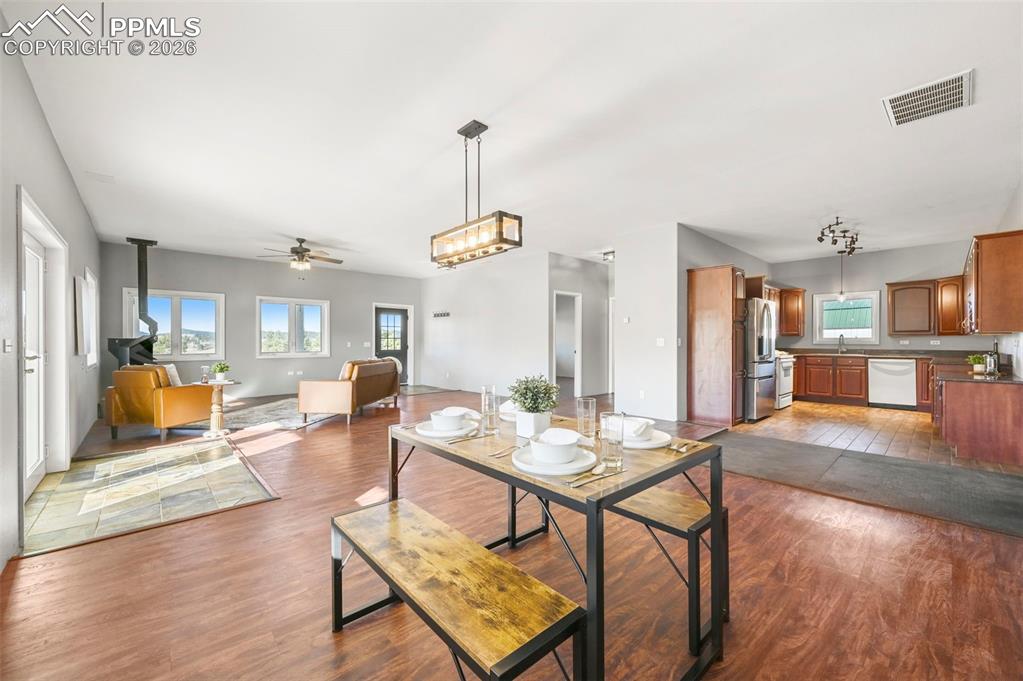 Image 9 of 46: Dining Area