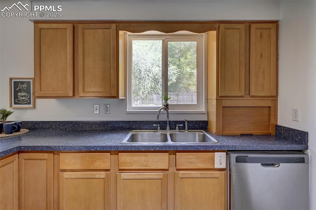 Image 11 of 29: Kitchen