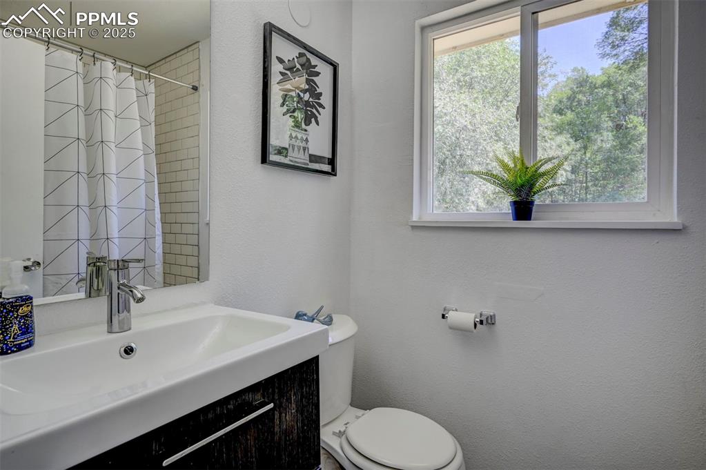Image 17 of 29: Bathroom