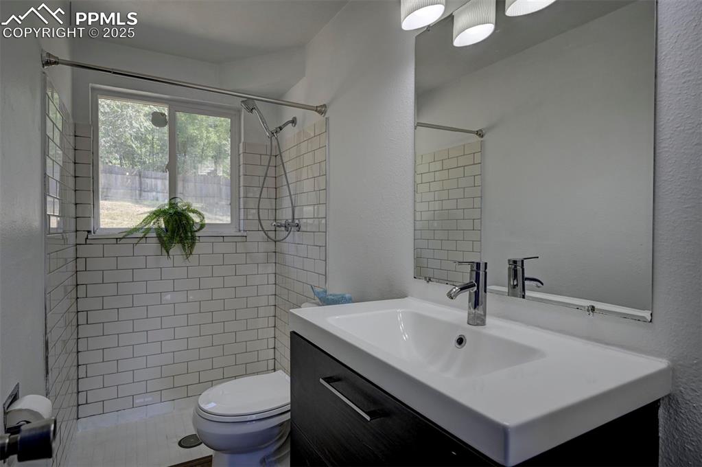 Image 22 of 29: Bathroom