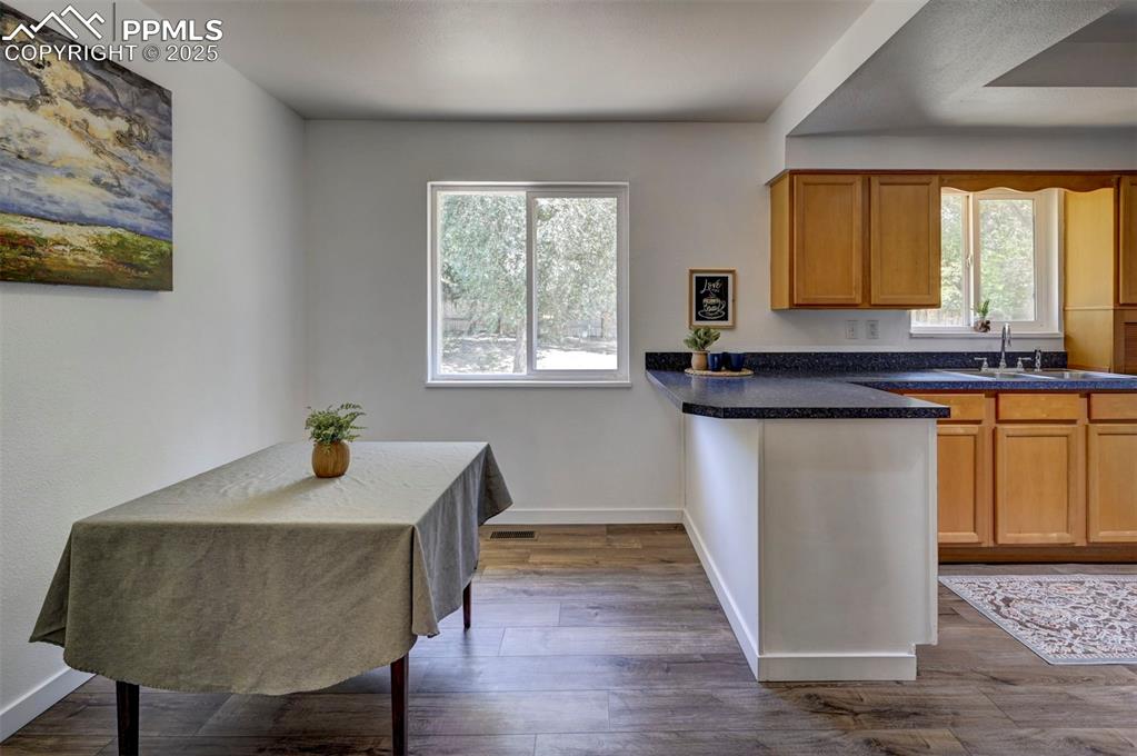 Image 8 of 29: Dining Area