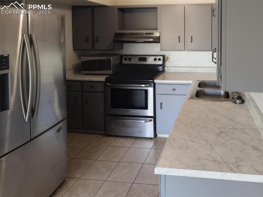 Image 7 of 24: Kitchen